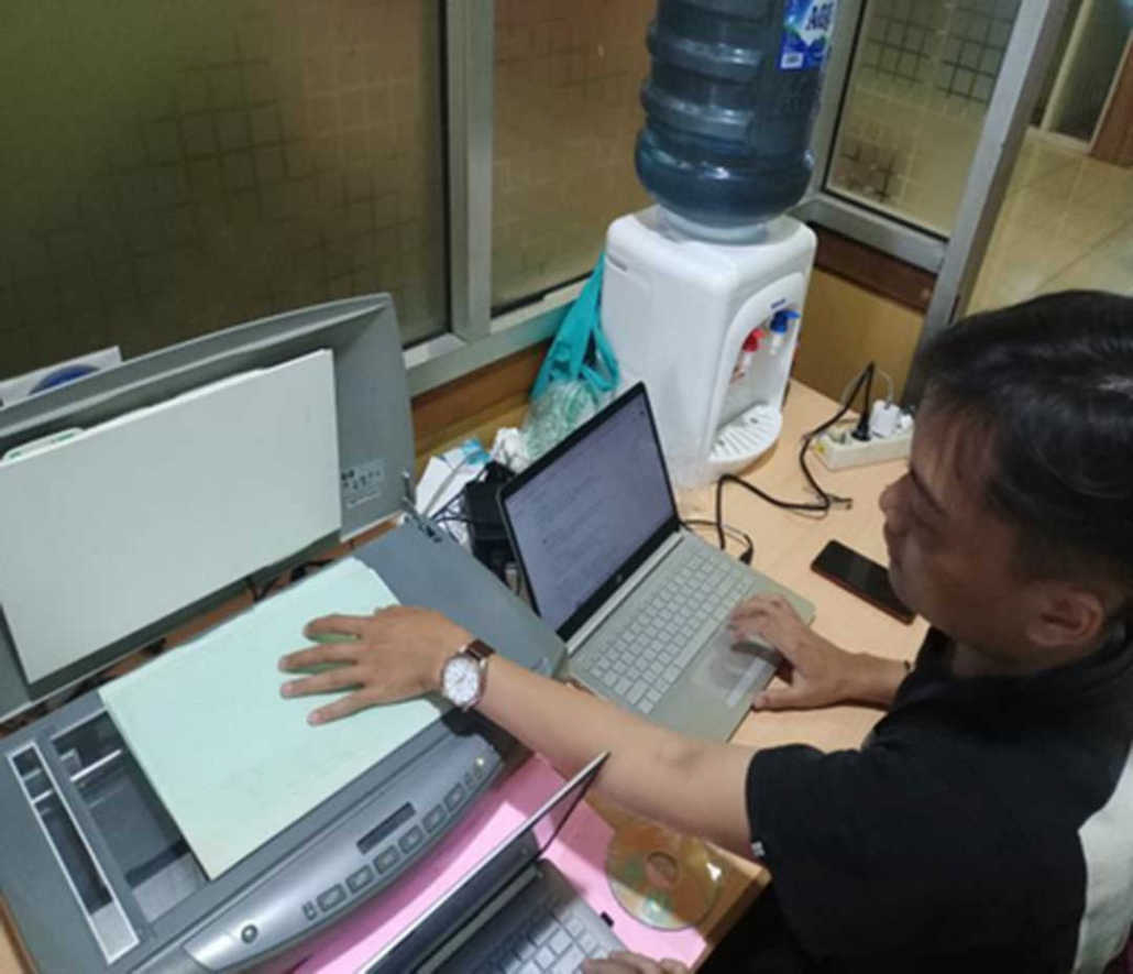 Pegawai sedang rekap berkas